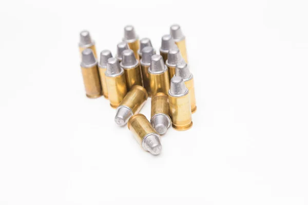 Ομάδα Διαμέτρημα Σφαίρες Πιστόλια Πυρομαχικά Που Απομονώνονται Λευκό Φόντο — Φωτογραφία Αρχείου