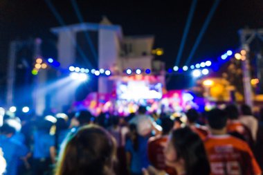 Konserin bulanık görüntü kalabalık önünde parlak sahne ışıkları, aktif gecesi hayat kavramı