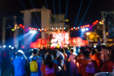 Konserin bulanık görüntü kalabalık önünde parlak sahne ışıkları