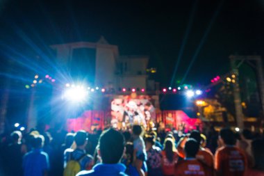 Konserin bulanık görüntü kalabalık önünde parlak sahne ışıkları