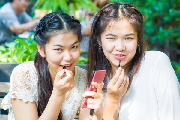 아시아 젊은 아름 다운 여자 친구와 함께 그녀의 메이크업을 적용 — 스톡 사진