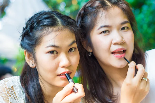 Make-up amico applicando polvere con un pennello sul modello asiatico che — Foto Stock