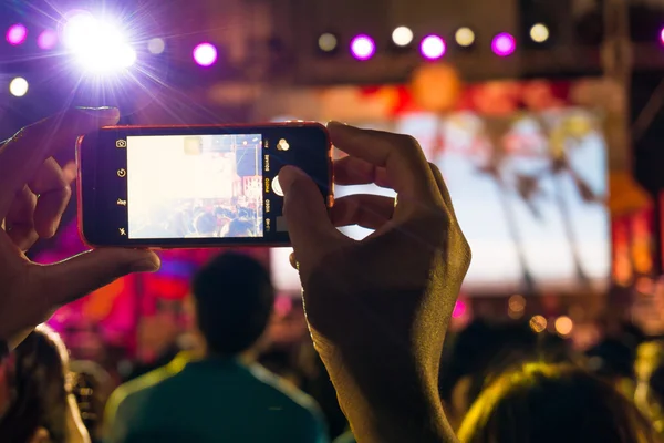 Suddiga Människor Hålla Sina Smarta Telefoner Och Fotografera Konsert Konsert — Stockfoto