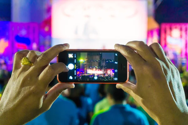 Suddiga människor hålla sina smarta telefoner och fotografera conc — Stockfoto