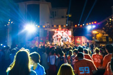 Konserin bulanık görüntü kalabalık önünde parlak sahne ışıkları