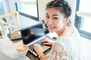 Dizüstü bilgisayarda çalışan ve kahve sahip üstten görünüm çökme