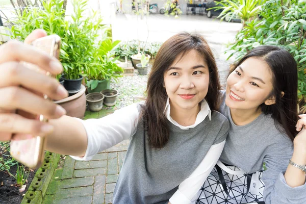 Dos asiático hermosa joven mujeres haciendo selfie —  Fotos de Stock