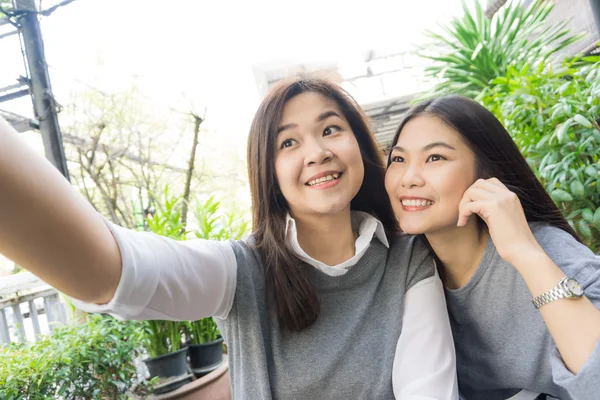 Dos asiático hermosa joven mujeres haciendo selfie —  Fotos de Stock