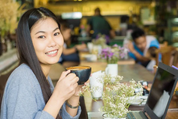 Όμορφο Χαμόγελο Και Νεαρά Ασιατικές Γυναίκες Πίνοντας Ένα Καφέ Στο — Φωτογραφία Αρχείου