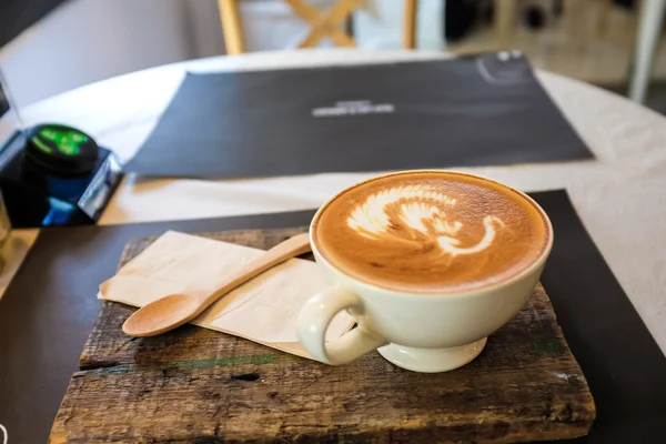 Tazas de café en la mesa de madera —  Fotos de Stock