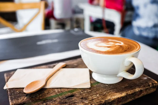 Tazas de café en la mesa de madera — Foto de Stock