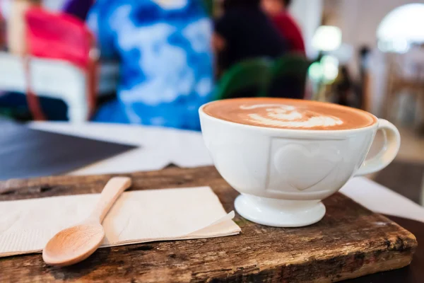 Secangkir kopi di meja kayu — Stok Foto