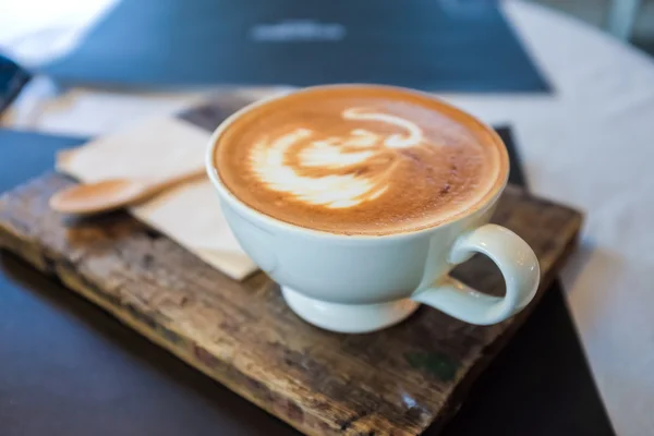 Tassen Kaffee auf dem Holztisch — Stockfoto