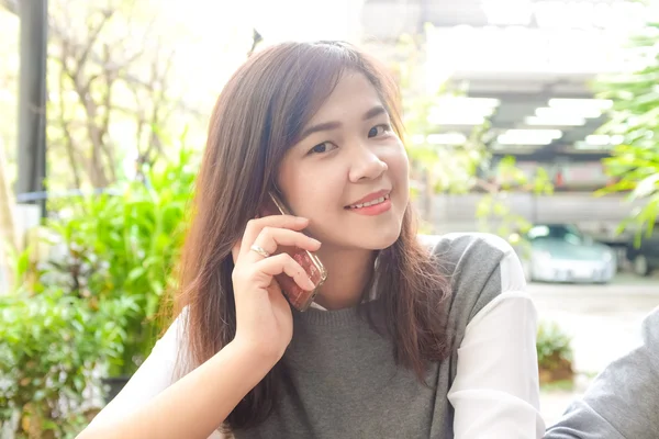 Hipster 카페에서 핸드폰에 얘기 하는 행복 한 아시아 여자 — 스톡 사진