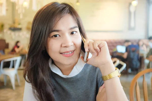 Ευτυχισμένη Γυναίκα Της Ασίας Μιλάει Στο Κινητό Τηλέφωνο Στην Hipster — Φωτογραφία Αρχείου