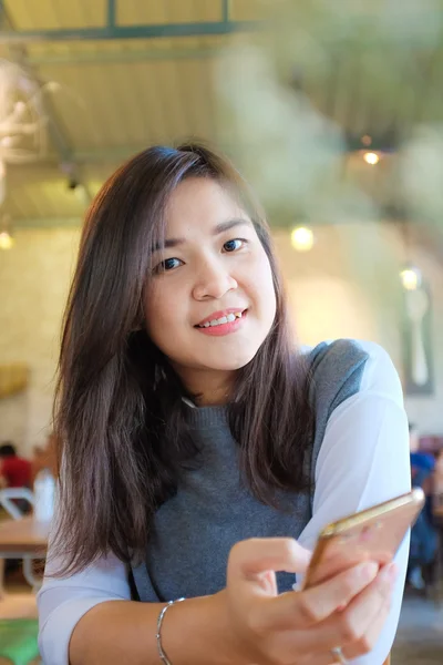 Encantadora Mujer Asiática Con Hermosa Sonrisa Leyendo Teléfono Táctil Leyendo —  Fotos de Stock