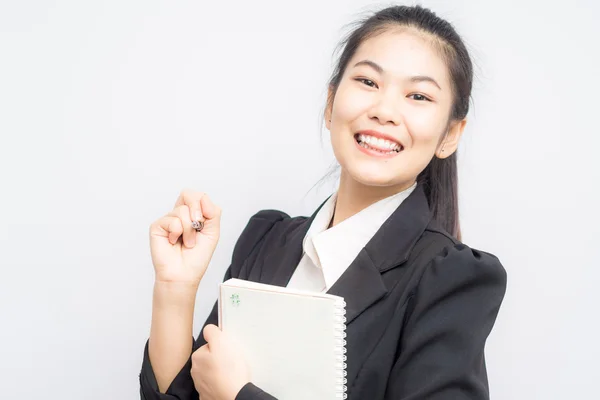 Asiatiska leende ungdom affärskvinna med en bok — Stockfoto