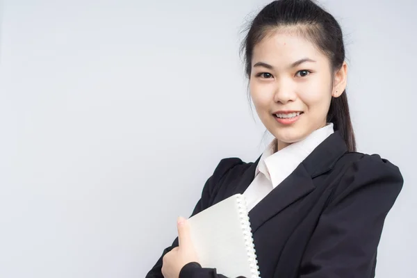 Asiatiska leende ungdom affärskvinna med en bok — Stockfoto