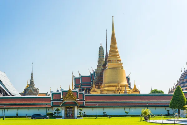 Gran palacio real Wat pra kaew con cielo azul en Bangkok —  Fotos de Stock