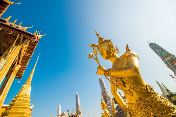Wielki Pałac Królewski Wat kaew pra z niebieski niebo w Bangkok — Zdjęcie stockowe