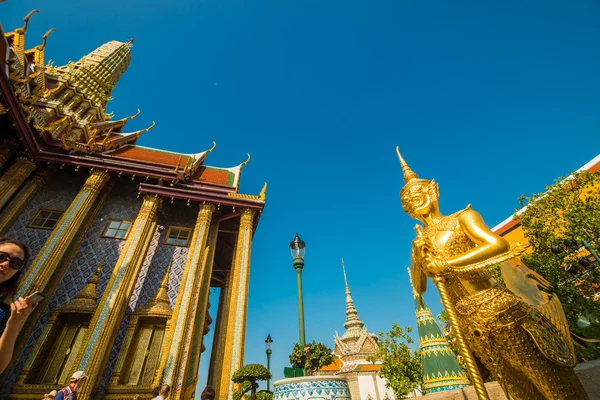 Королевский дворец Ват Пра Каев с голубым небом в Бангкоке — стоковое фото