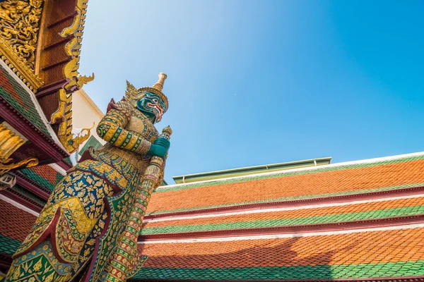 Palazzo reale grande Wat pra kaew con cielo blu a Bangkok — Foto Stock