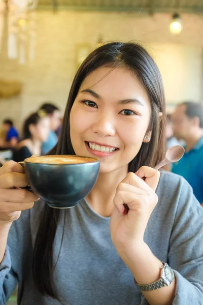亚洲的年轻女子在艺术咖啡馆喝咖啡 — 图库照片