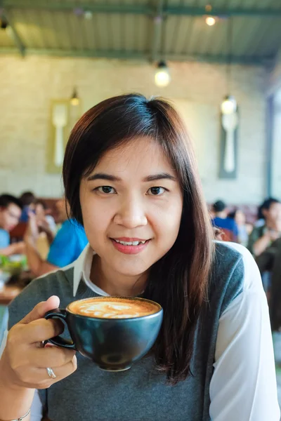 亚洲的年轻女子在艺术咖啡馆喝咖啡 — 图库照片