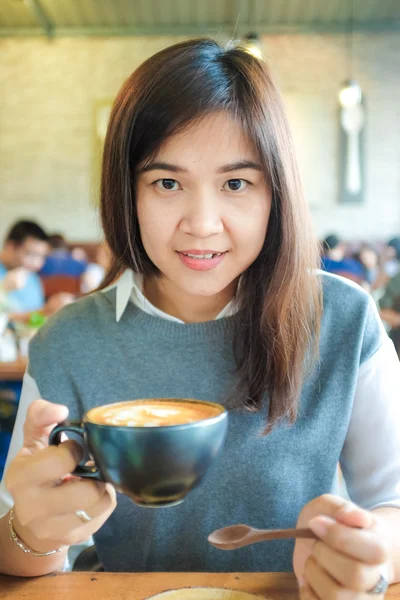 Asiatico Giovane Donna Avendo Caffè Art Cafe — Foto Stock