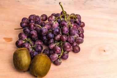 Üzüm ve ahşap masa arka plan üzerinde