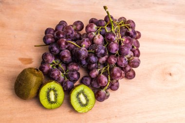 Üzüm ve ahşap masa arka plan üzerinde