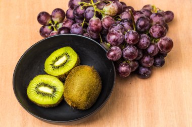 Üzüm ve ahşap masa arka plan üzerinde