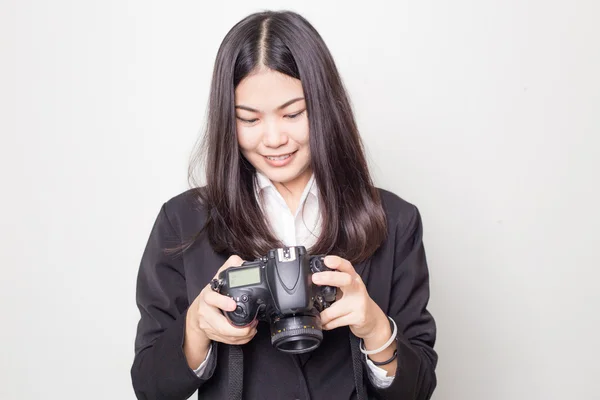 Mujer fotógrafa profesional en traje negro toma imágenes —  Fotos de Stock