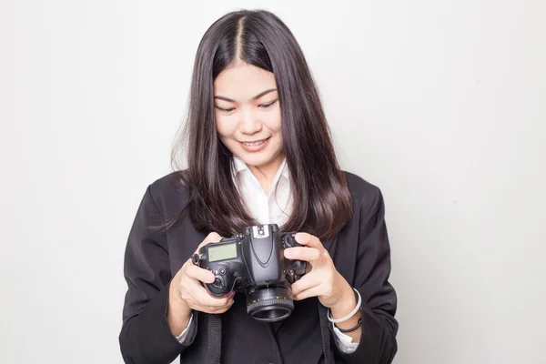 Femme photographe professionnel en costume noir prend des images — Photo