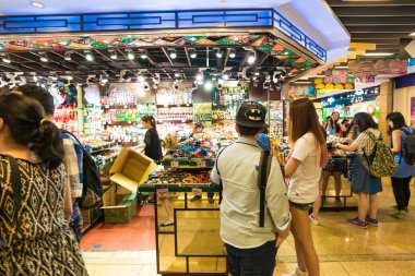 Hong Kong-Ekim 23:Tourists ve yerel halk içinde The Peak Tower Hong Kong'da 23 Ekim 2015 alışveriş vardır. Zirve Hong Kong en popüler cazibe, şehrin muhteşem manzarasını sağlar.