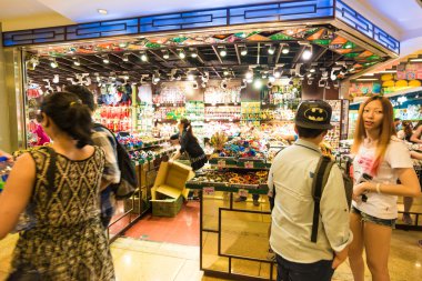 Hong Kong, Çin - 23 Ekim: 23 Ekim 2015 tarihinde tepe Hong Kong piyasasında insanlar alışveriş hatıra. Liman ve şehir nefes kesen manzaralarını sunmaktadır. Bu Hong Kong'un Must See.