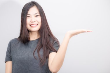 Beyaz arka plan göstermek el işaret üstünde duran çekici Asyalı seksi kadın