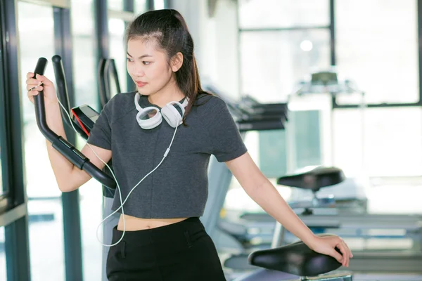 运动女孩与耳机放松在健身房 — 图库照片