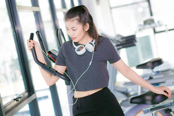 运动女孩与耳机放松在健身房 — 图库照片