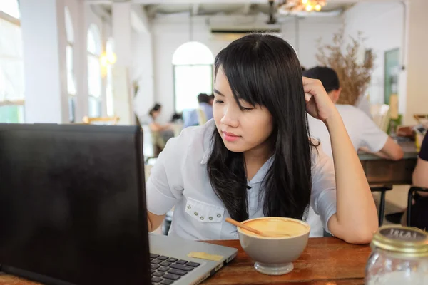 Asiática Hipster Mujer Negocios Trabajando Portátil Con Taza Café Loft — Foto de Stock