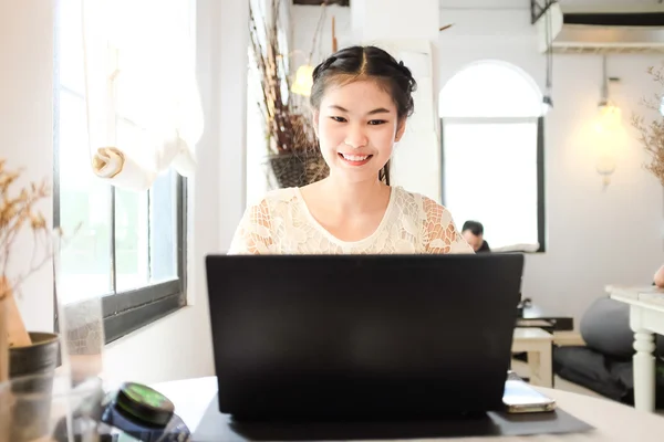 Freelance Business Asiático Mujeres Utilizando Ordenador Portátil Cafetería Networking Mange — Foto de Stock