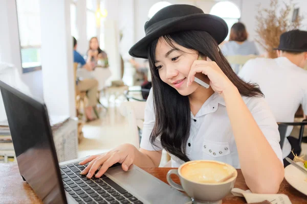 Asiática Hipster Mujer Negocios Trabajando Portátil Con Taza Café Loft — Foto de Stock