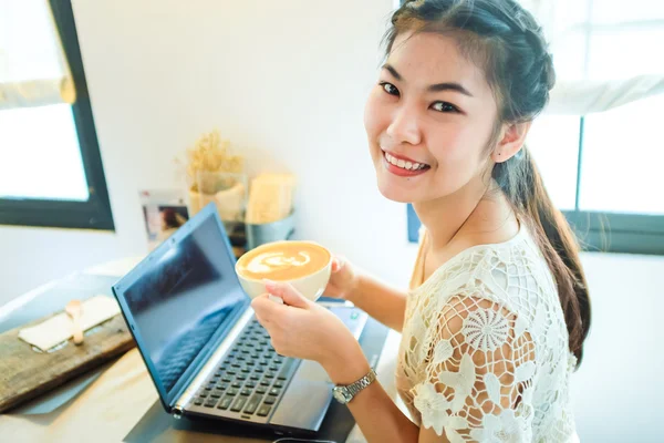 在咖啡店工作的美丽的年轻亚洲女孩的头顶上有笔记本电脑 年轻女子检查她的生意 — 图库照片