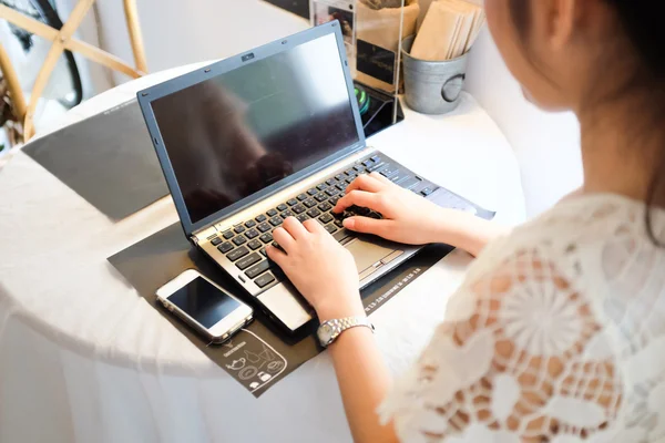 Serbest Asyalı Kadınlar Kafede Uyuz Ment Kavramı Ortak Dizüstü Bilgisayar — Stok fotoğraf