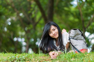 Güzel kızın sırt çantasında Merkez parkı ile serbest zaman