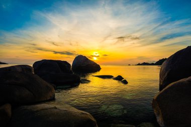 Dağ güneş ile Vacationa zaman kavramı pastoral deniz kayalık plaj