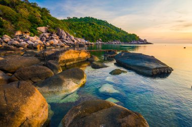 Dağ güneş ile Vacationa zaman kavramı pastoral deniz kayalık plaj