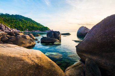 Vacationa zaman kavramı pastoral deniz kayalık plaj ile dağ sunrise, Kohtao, Tayland