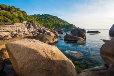 Vacationa zaman kavramı pastoral deniz kayalık plaj ile dağ sunrise, Kohtao, Tayland