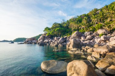Dağ güneş ile Vacationa zaman kavramı pastoral deniz kayalık plaj